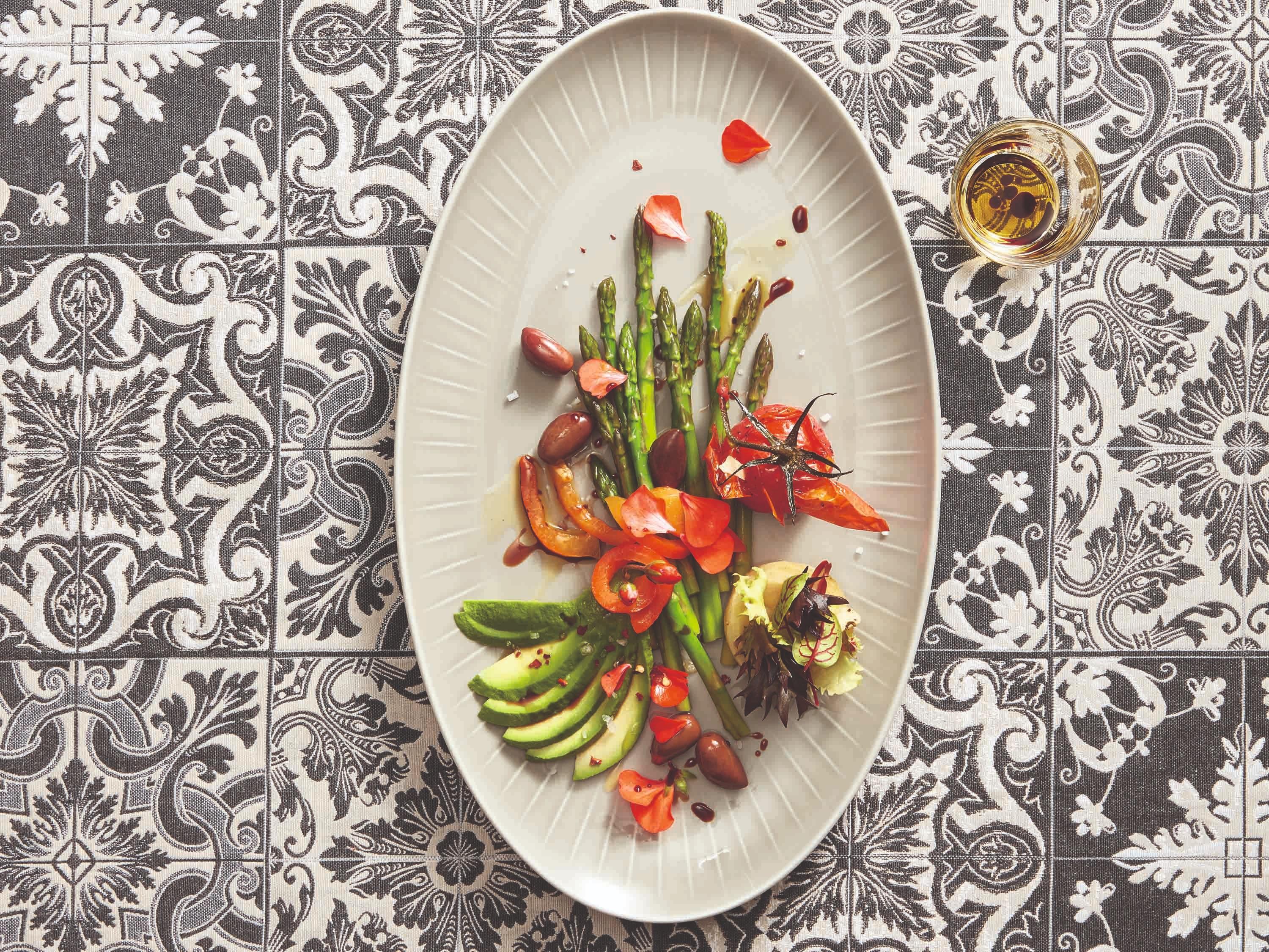 Moevenpick Hotel Istanbul Asia Airport Eksteriør bilde A plate of asparagus and artichoke