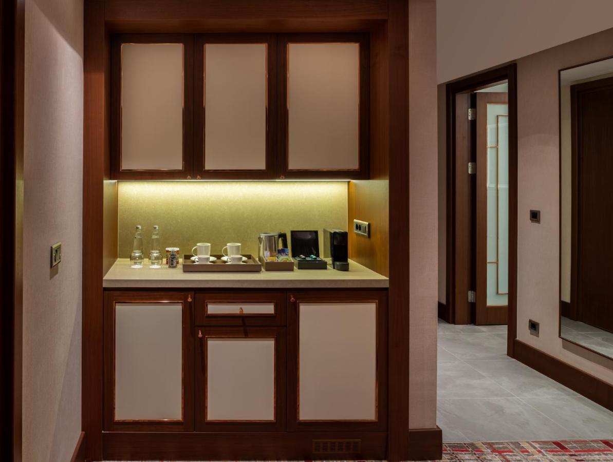 Moevenpick Hotel Istanbul Asia Airport Eksteriør bilde A wet bar in a hotel room