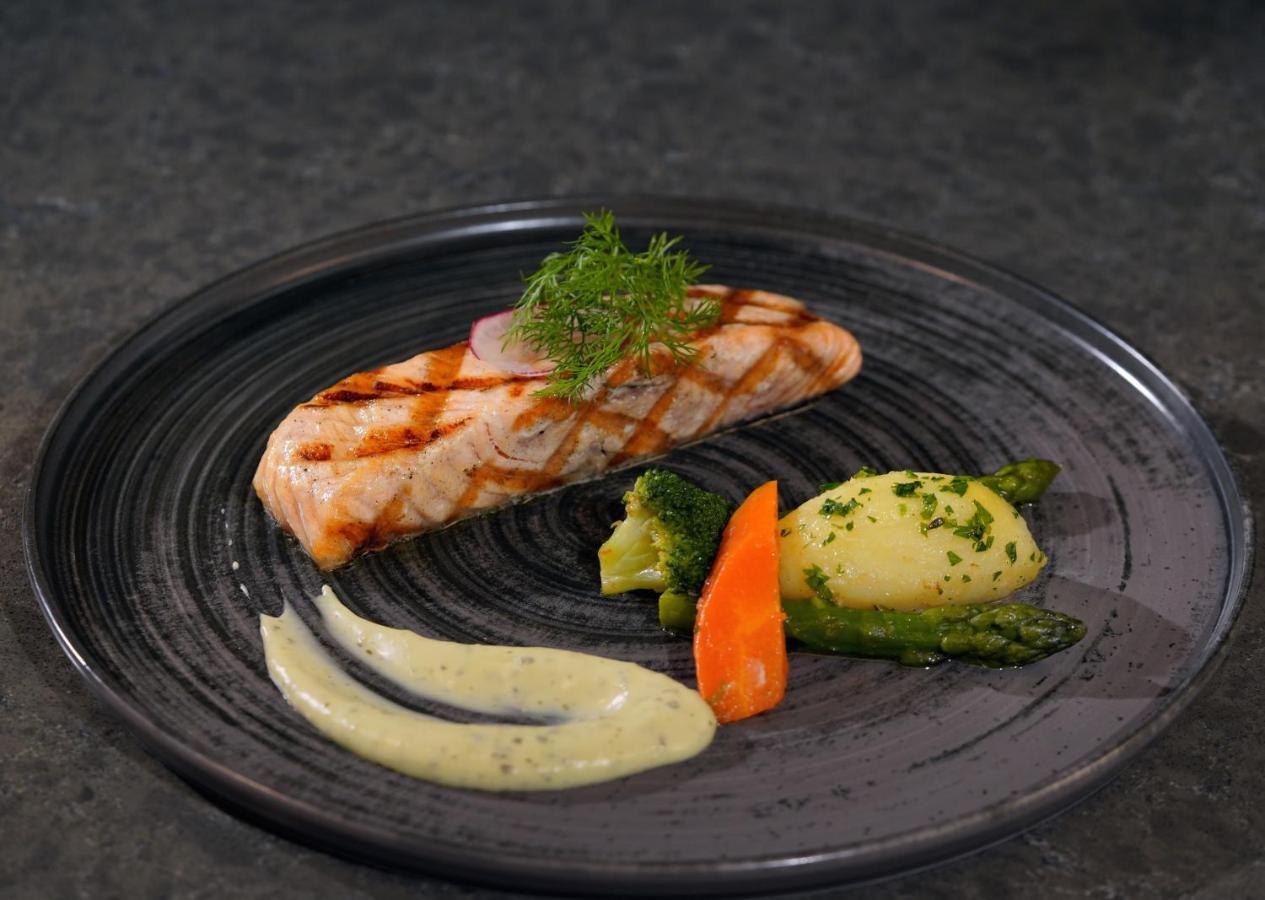 Moevenpick Hotel Istanbul Asia Airport Eksteriør bilde Salmon steak